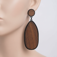 Tropfenförmige Ohrringe - WoodGlow