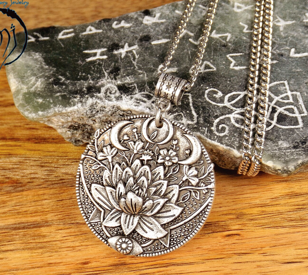 Versilberte Halskette - LotusElegance