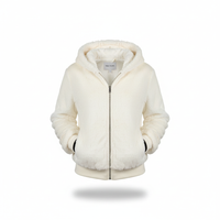 Flauschige Weste Mit Kapuze -  Christina