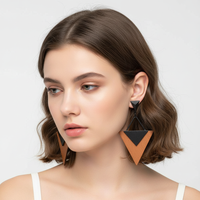 Tropfenförmige Ohrringe - WoodGlow 